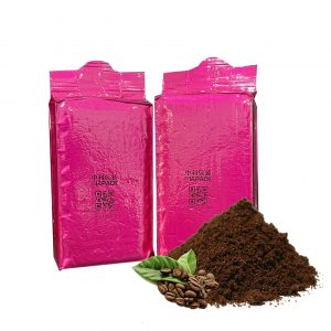 Автоматическая машина для вакуумной упаковки в кирпичные пакеты для кофейного порошка по 250 граммов.